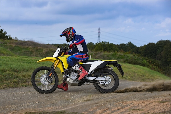 Suzuki DR-Z4S: le foto della comparativa dual