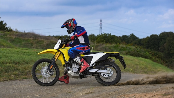 Suzuki DR-Z4S: le foto della comparativa dual