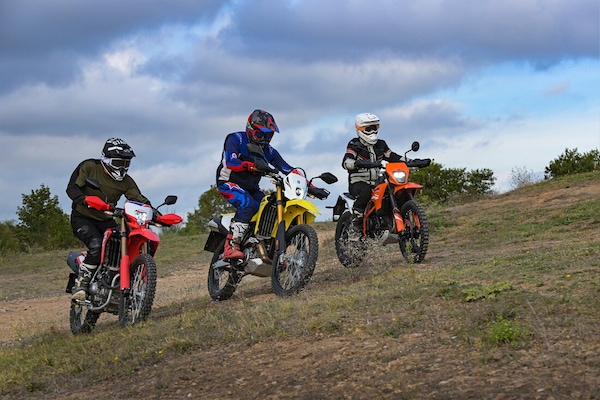 Honda CRF300L vs KTM 390 Enduro R vs Suzuki DR-Z4S: le migliori foto della comparativa dual purpose