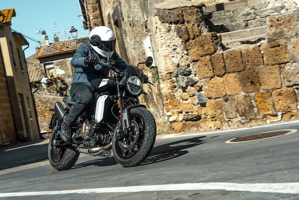 Husqvarna Svartpilen 801: ribelle ma con stile | IL VIDEO DEL TEST