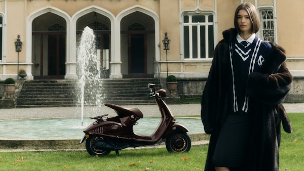 Vespa 946 Horse: le foto che mostrano come l’eleganza equestre prenda forma