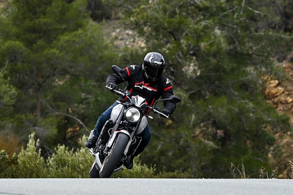 Test Triumph Trident 800: le foto dinamiche