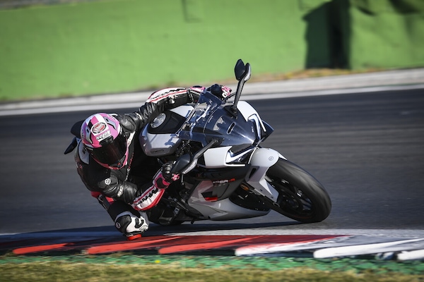 CFMOTO 675 SR-R: le foto della comparativa delle sportive cinesi