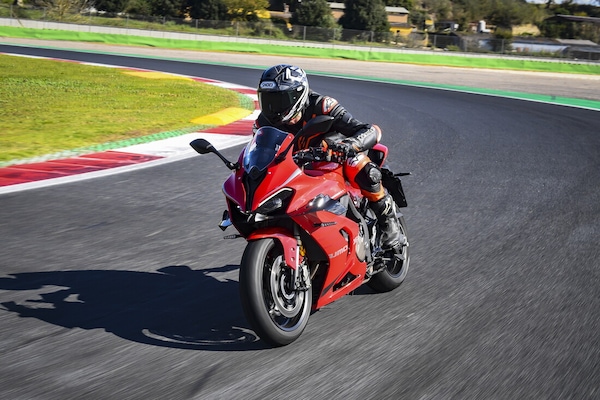 QJ Motor SRK 800 RR : le foto della comparativa delle sportive cinesi