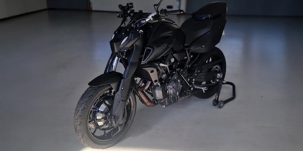 È ibrida e ha la trazione integrale: come funziona la Yamaha MT-07 by Furion