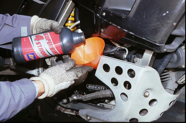 Olio motore, a volte costa "come lo champagne": perché?