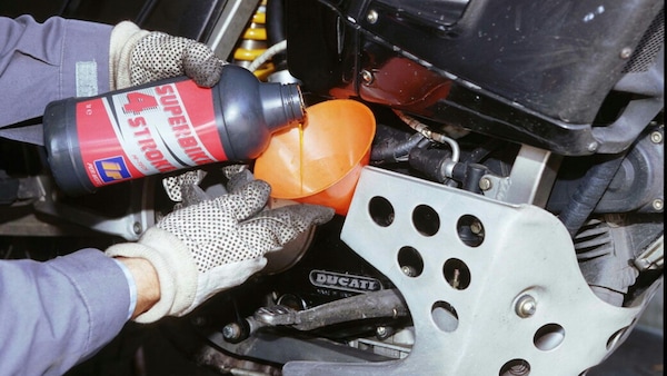 Olio motore, a volte costa "come lo champagne": perché?