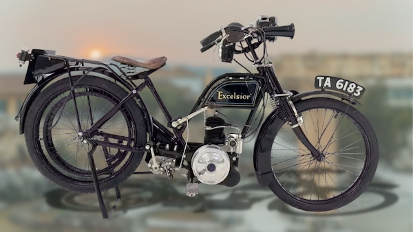 Quando le moto si avviavano a pedali: viaggio tra le due ruote più antiche della storia