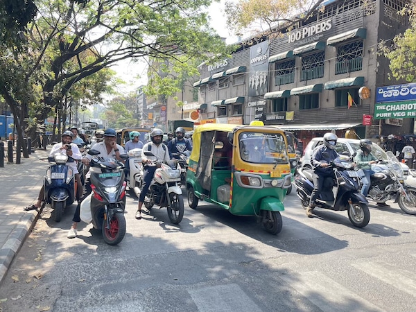 Attenzione e sicurezza in moto: cosa insegna il traffico indiano