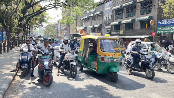 Attenzione e sicurezza in moto: cosa insegna il traffico indiano