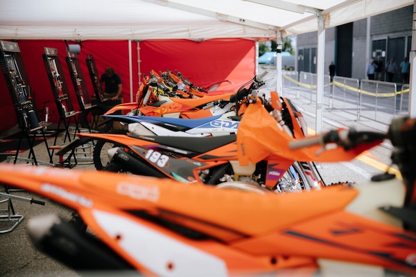 KTM festeggia i 100 anni della 6 giorni di Enduro con due novità