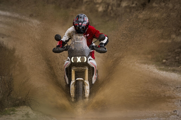 Ducati DesertX cambia tutto: nuovo V2, meno peso e più controllo in off-road