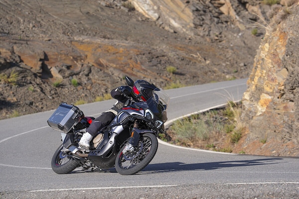 MV Agusta Enduro Veloce: nuove livree e dotazione full optional