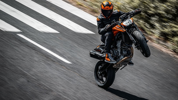KTM, offerte forti su 790 Adventure e 790 Duke: prezzi ribassati e Tech Pack incluso