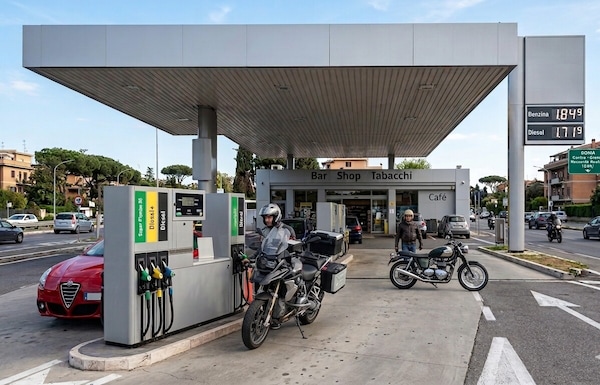 Carburanti, nuova stangata: prezzi su del 14% in una settimana, scatta l’allarme speculazioni