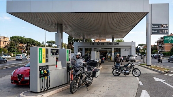 Carburanti, nuova stangata: prezzi su del 14% in una settimana, scatta l’allarme speculazioni