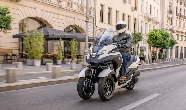 Yamaha Tricity 300 MY2026: debutta l’airbag su uno scooter di serie