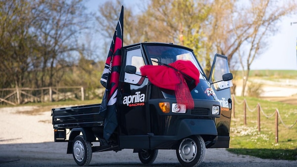 Bezzecchi chiede un’Ape per scherzo… e Aprilia gliela porta davvero