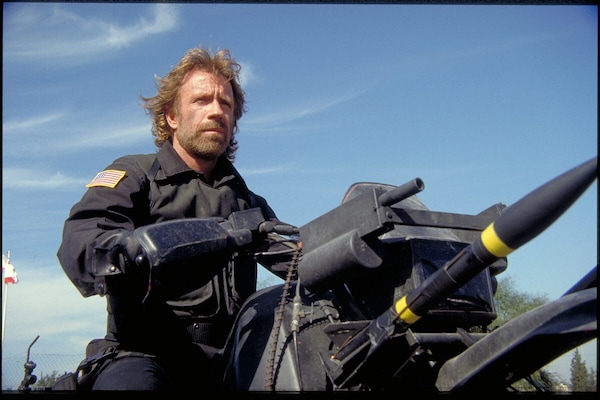 Addio a Chuck Norris: la mitica moto di The Delta Force resta nella storia