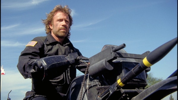 Addio a Chuck Norris: la mitica moto di The Delta Force resta nella storia