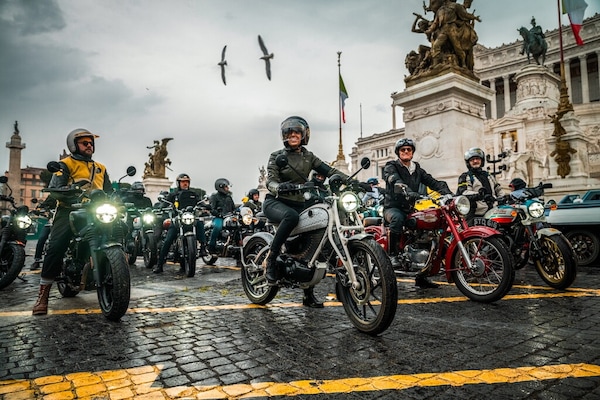 Royal Enfield celebra 125 anni di storia alla Maratona di Roma: debutta la Flying Flea C6