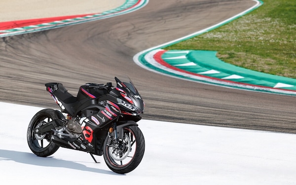 Aprilia RS 457 GP Replica: la piccola sportiva si veste da MotoGP