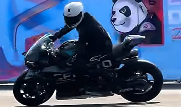 Folla in visibilio per la prima pubblica della Cfmoto V4 SR-RR