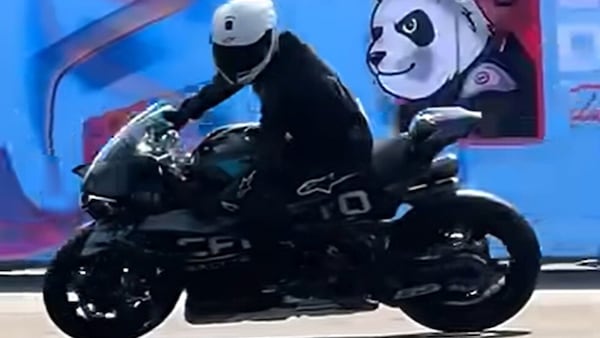 Folla in visibilio per la prima pubblica della Cfmoto V4 SR-RR