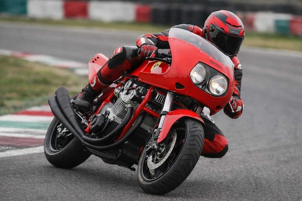 Ferrari 900, l'unica motocicletta al mondo col Cavallino Rampante sul serbatoio