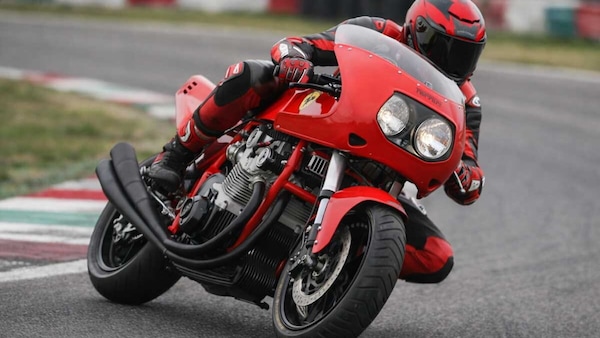 Ferrari 900, l'unica motocicletta al mondo col Cavallino Rampante sul serbatoio