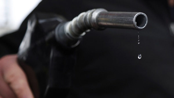 Il segreto del rifornimento: quel piccolo foro che controlla milioni di litri di benzina