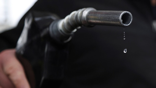 Il segreto del rifornimento: quel piccolo foro che controlla milioni di litri di benzina