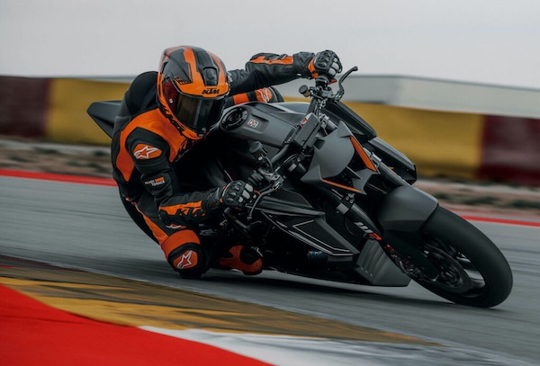 Niente strada, solo adrenalina: ecco la KTM Super Duke RR più estrema di sempre