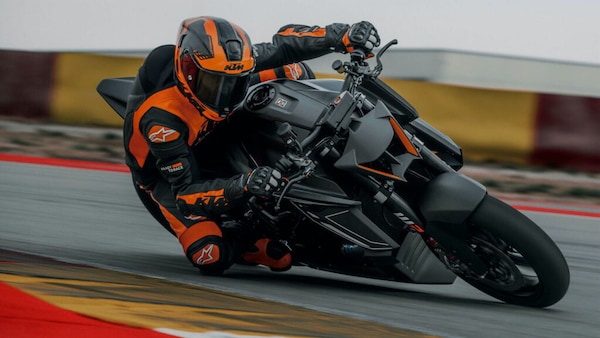 Niente strada, solo adrenalina: ecco la KTM Super Duke RR più estrema di sempre