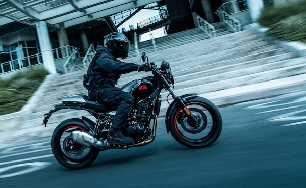 Royal Enfield Guerrilla 450 APEX 2026: più sportiva, più affilata, sempre versatile
