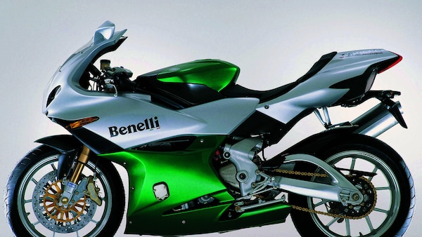 Benelli Tornado Tre 900: la superbike italiana tra genio e follia