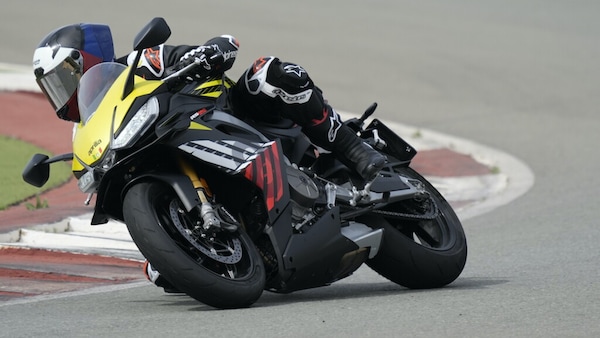 Test pneumatici Metzeler Sportec 01 e 01 RS: diversi dentro, divertenti fuori