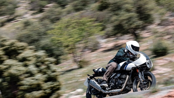 Triumph Thruxton 400 e Tracker 400: le opinioni di InMoto "fuori dai denti"