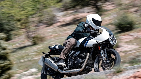 Triumph Thruxton 400 e Tracker 400: le opinioni di InMoto "fuori dai denti"
