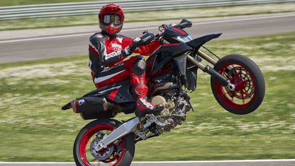 Ducati Hypermotard 698 Mono Nera, look total black e 77 CV