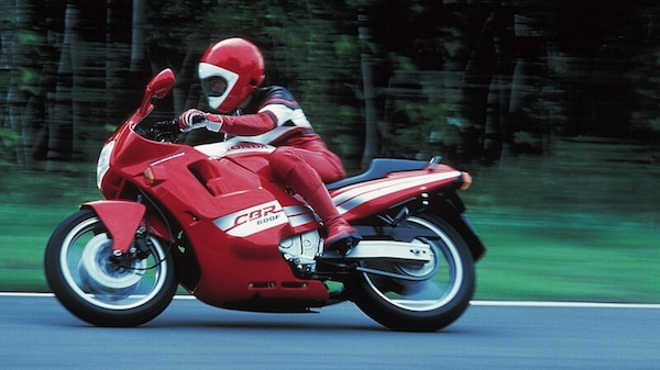La prima vera sportiva per tutti? Honda CBR600F: la media che inventò l’equilibrio