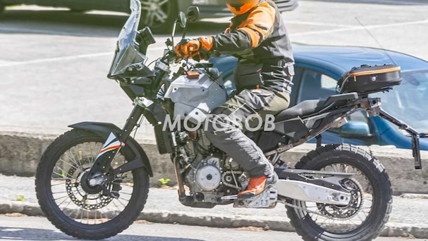 KTM dice addio al monocilindrico 390? Ecco le foto spia della 490 Adventure