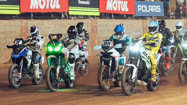 A cannone con le moto crossover sulla pista di flat track: la nuova frontiera dello spettacolo