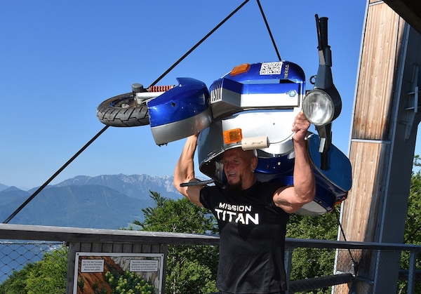 Con una Vespa sulle spalle fino alla cima della torre in 10 minuti: la scalata da record in Austria