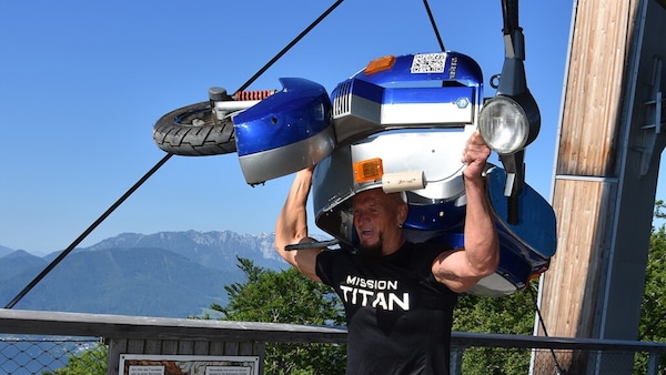 Con una Vespa sulle spalle fino alla cima della torre in 10 minuti
