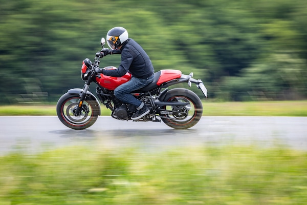 Royal Enfield Guerrilla Apex: le FOTO della prova