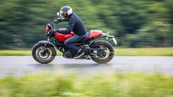 Royal Enfield Guerrilla Apex: le FOTO della prova