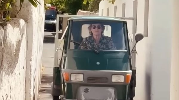 Mick Jagger e l'Ape Piaggio: quando il rock sale sul cassone