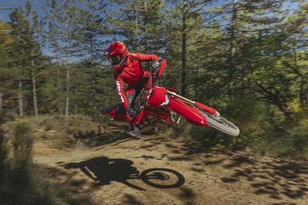 Ducati, debutta la Desmo450 EDS: la prima enduro di Borgo Panigale è pronta a sfidare il mercato