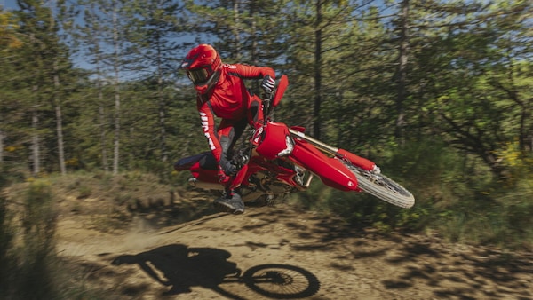 Ducati, debutta la Desmo450 EDS: la prima enduro di Borgo Panigale è pronta a sfidare il mercato